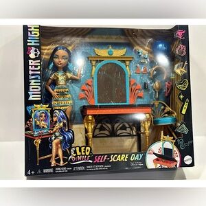 Monster High Cleo De Nile Doll and Playset